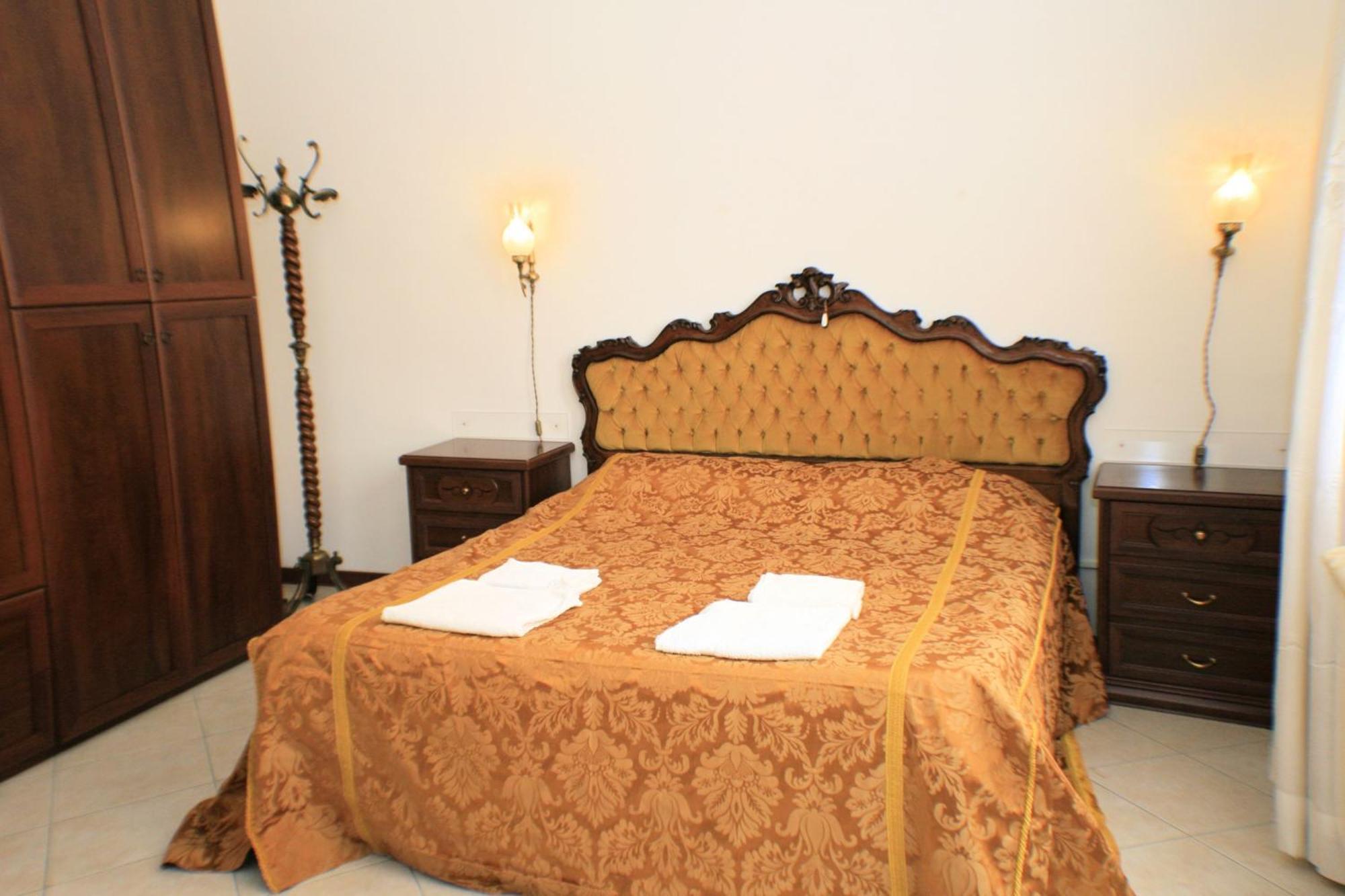 Queen House Venezia Room photo