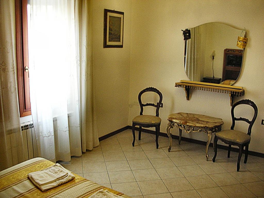 Queen House Venezia Room photo